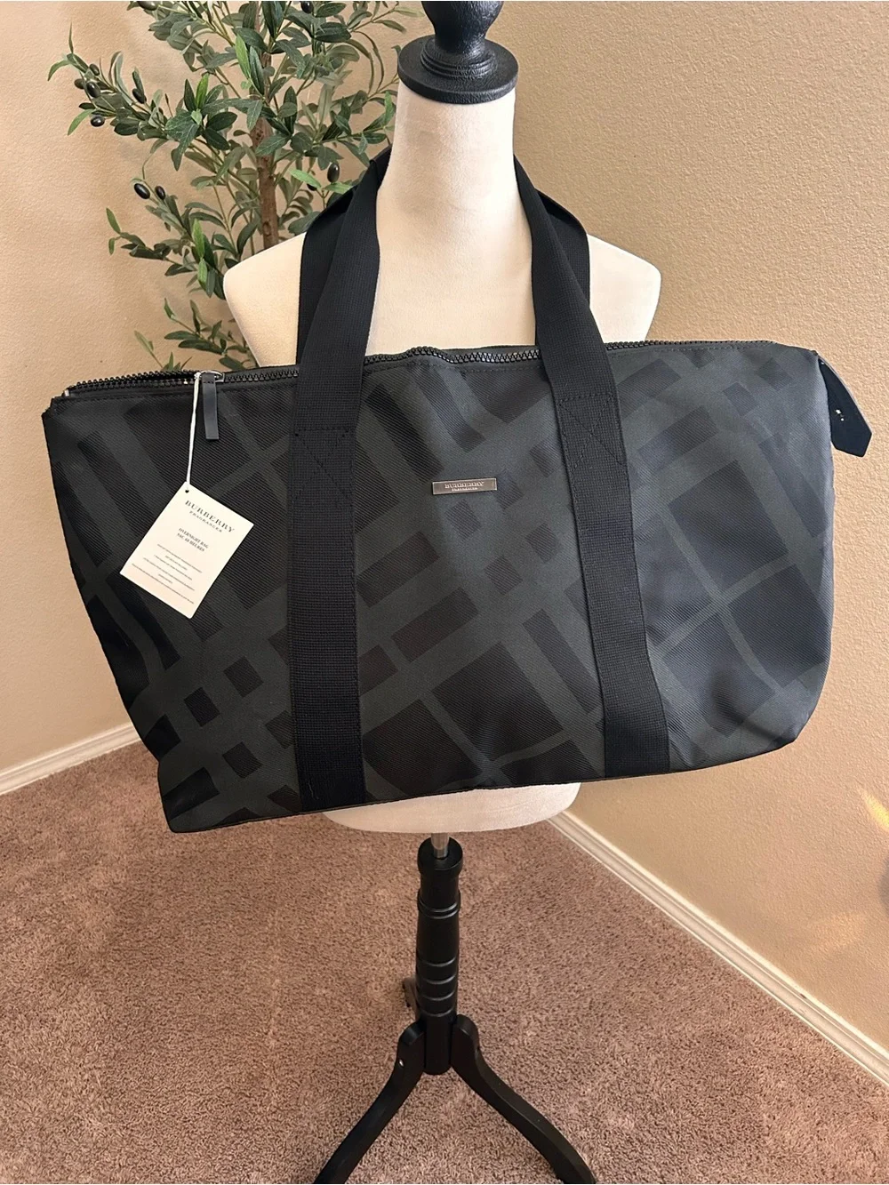 Burberry Fragrance Bag Black Plaid Reversible Weekend XL Tote New - Picture 9 of 9